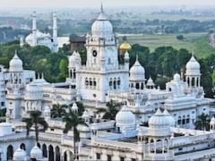 लखनऊ की KGMU में मजारों को हटाने का मामला क्या है, जिस पर गरमा गई है सियासत