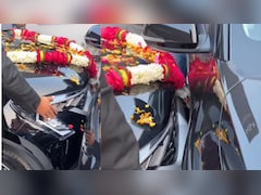 ये तो हैवी ड्राइवर निकला...शोरूम से निकलते ही ठोक दी नई कार, लोग बोले- सीधा ठांय-ठांय