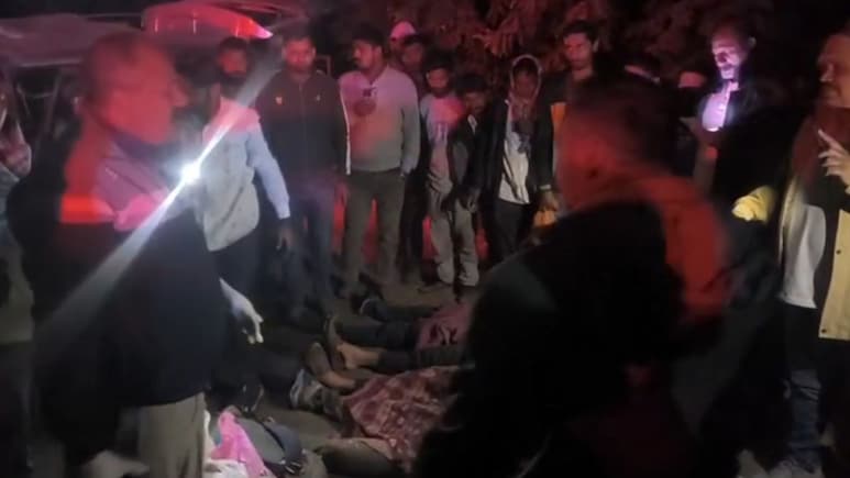 गुजरात के बनासकांठा में भीषण हादसा, राजस्थान के 7 लोगों की मौत; इनोवा कार में फंस गए शव