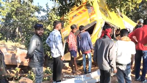 छत्तीसगढ़-झारखंड बॉर्डर पर भीषण सड़क हादसा: अब तक 10 यात्रियों की मौत, दर्जनों लोग गंभीर रूप से घायल, 80 से अधिक लोग बस में थे सवार