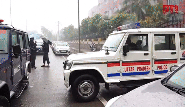 LIVE: नोएडा के कई स्कूलों को बम धमकी, पैरेंट्स को आए मैसेज, बच्चों को भेजा गया घर