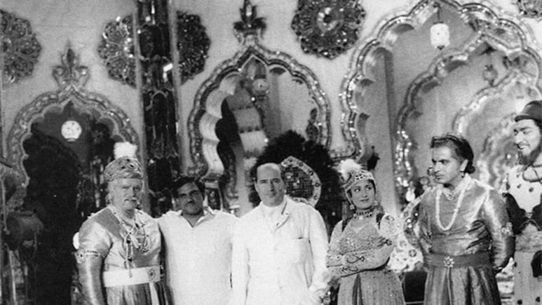 वो फिल्म जिसकी टिकट खरीदने के लिए सड़क पर सो जाते थे लोग, लगती थी 5 किलोमीटर की लंबी लाइनें, जानते हैं नाम