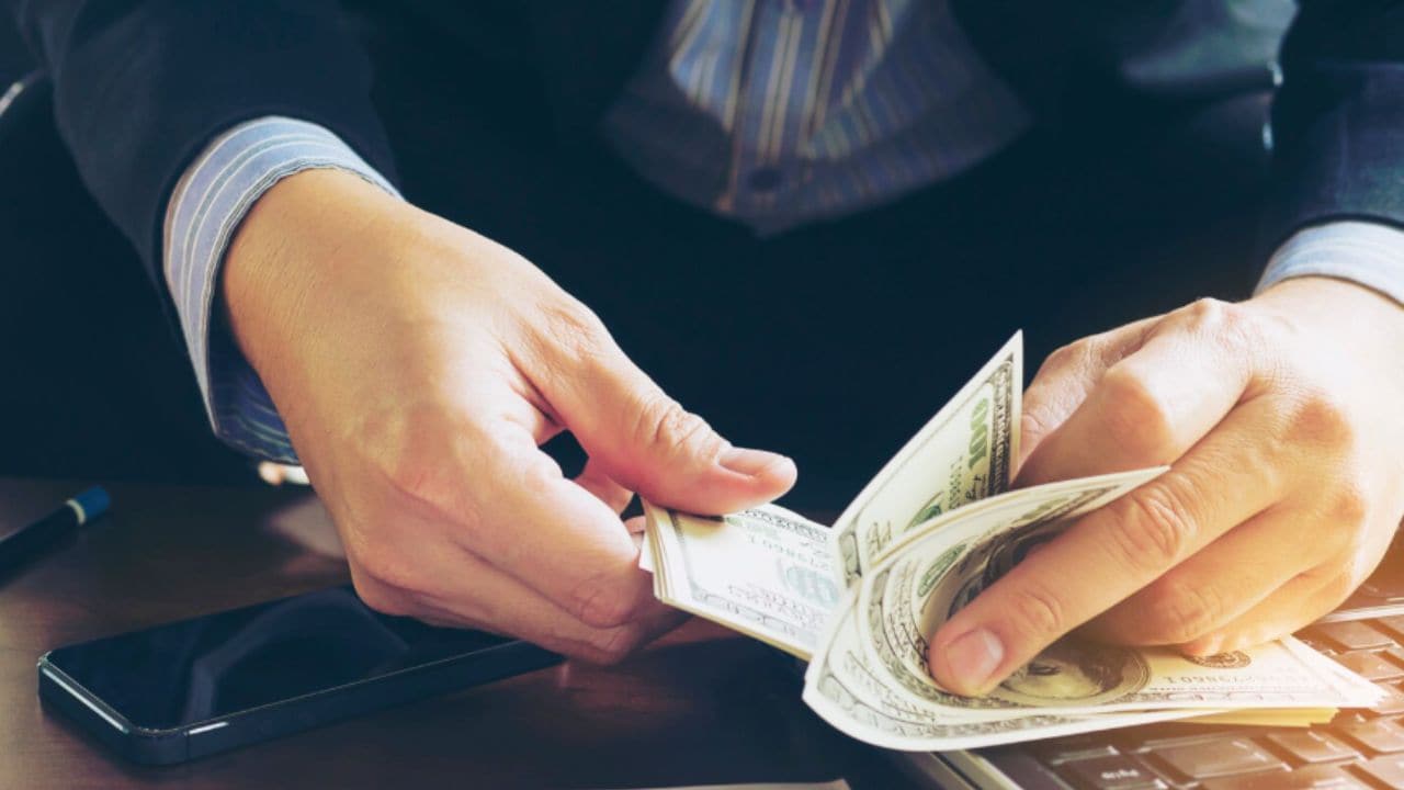 Vastu Tips: कर्ज से हो गए हैं परेशान? अपनाएं ये 5 वास्तु उपाय, दूर होंगी आर्थिक समस्याएं