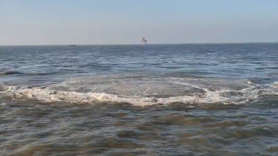 अरब सागर में रहस्यमयी जल‑घेरा! गुजरात तट के पास उबलते समुद्र से मछुआरों में दहशत...देखिए वीडियो