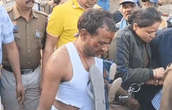 आरोपी को जूतों की माला पहनाकर निकाला जुलूस, पोती कालिख- VIDEO; महिला आरक्षक से की थी मारपीट &nbsp;
