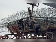 पुल पर काम कर रहा मजदूर लोहे की जाल में फंसा, मौत; जाली काटकर निकाला शव