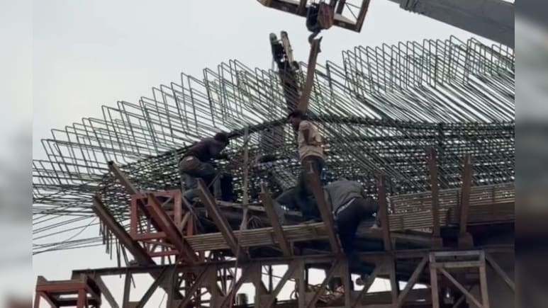 पुल पर काम कर रहा मजदूर लोहे की जाल में फंसा, मौत; जाली काटकर निकाला शव