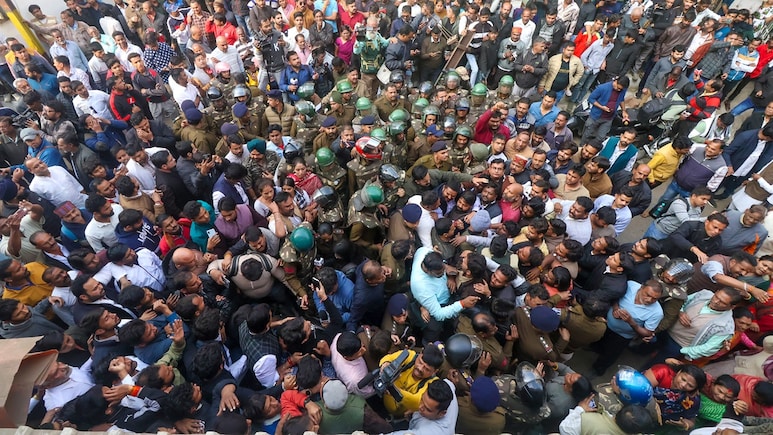 इंदौर में मौतों पर स&zwj;ियासत! भागीरथपुरा में कांग्रेस-भाजपा सामने-सामने, विजयवर्गीय के इस्तीफ़ा का अल्&zwj;टीमेटम