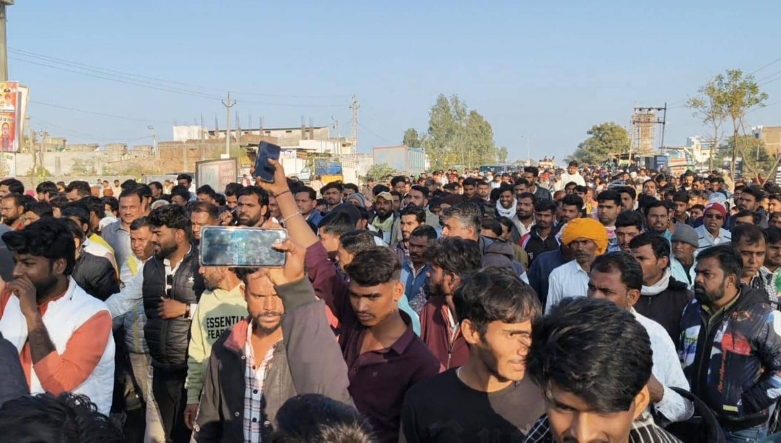 पुलिस द्वारा घर मे घुसकर मारपीट के विरोध में बड़ी संख्या में लोग पहुँचे पुलिस अधीक्षक कार्यालय व मिनी सचिवालय