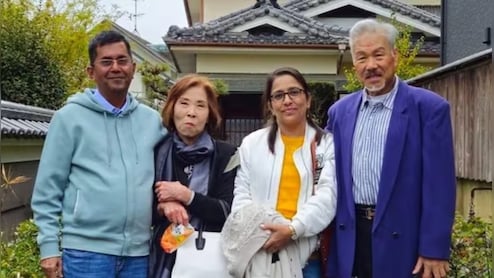 फ्लाइट में साथ बैठे अजनबी बने 'माता-पिता', भारतीय गूगल साइंटिस्ट की कहानी रुला देगी