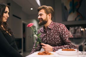 First Date पर लड़कों में ये 4 चीजें नोटिस करती हैं लड़कियां, Relationship Coach से जान लें