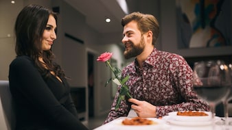 First Date पर लड़कों में ये 4 चीजें नोटिस करती हैं लड़कियां, Relationship Coach से जान लें