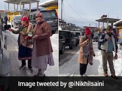 Himachal Women Serve Hot Tea To Stranded Tourists In Manali: 