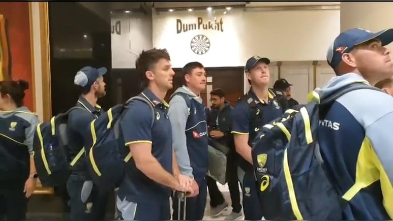 PAK vs AUS: पाकिस्तान की जमीन पर उतरे ऑस्ट्रेलियाई खिलाड़ी, क्या आपने देखा VIDEO?