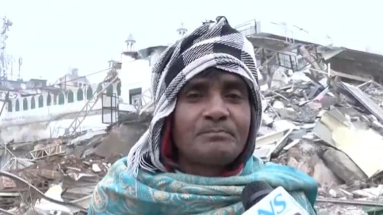 इसकी अकड़ हो गई खत्म..., मस्जिद के पास अवैध कब्जा हटने से यह शख्स इतना खुश क्यों है?