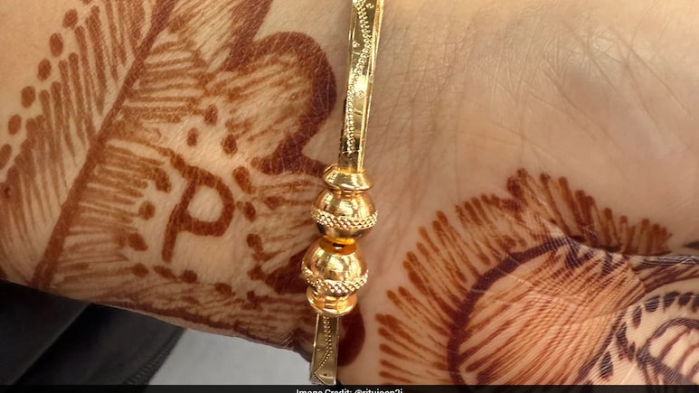 बेंगलुरु मेट्रो में बच्ची ने अजनबी महिला को थमा दिया कंगन, वजह जानकर भर आएंगी आंखें