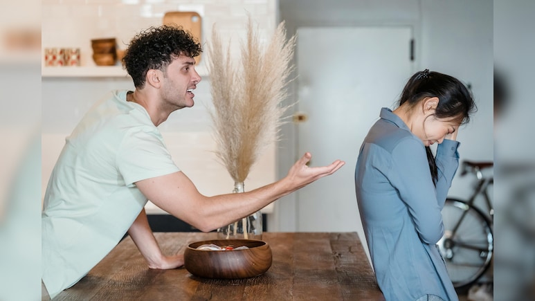 पति की गंदी आदत ने तोड़ दी 30 साल की शादी, चुराता था महिलाओं के अंडरगार्मेंट्स