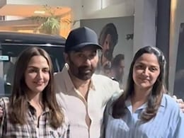 बॉर्डर 2 की स्पेशल स्क्रीनिंग पर सनी देओल की सौतेली बहनें, ईशा और अहाना के साथ पोज देते दिखे बड़े भैया