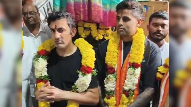 IND vs NZ: चौथे T20 से पहले कोच गंभीर समेत पूरी टीम ने विशाखापत्तनम के सिम्हाचलम मंदिर में टेका माथा