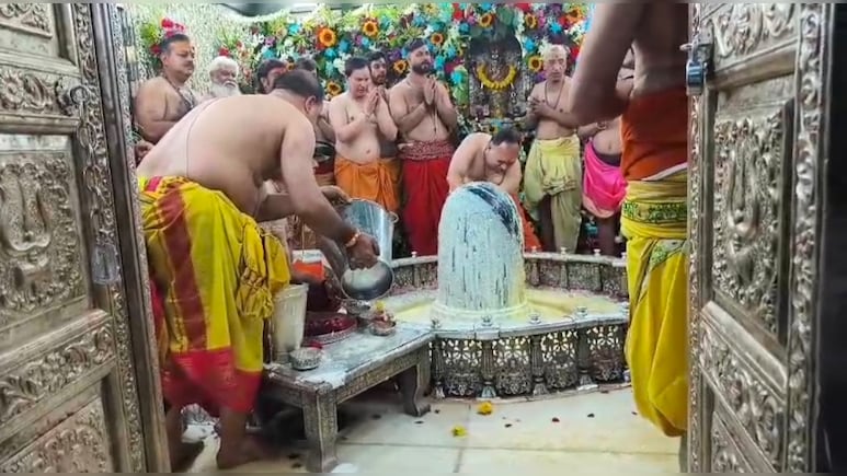 साल के पहले दिन बाबा महाकाल का राजसी श्रृंगार,भस्म आरती के चलित दर्शन ही कर सके श्रद्धालु&nbsp;