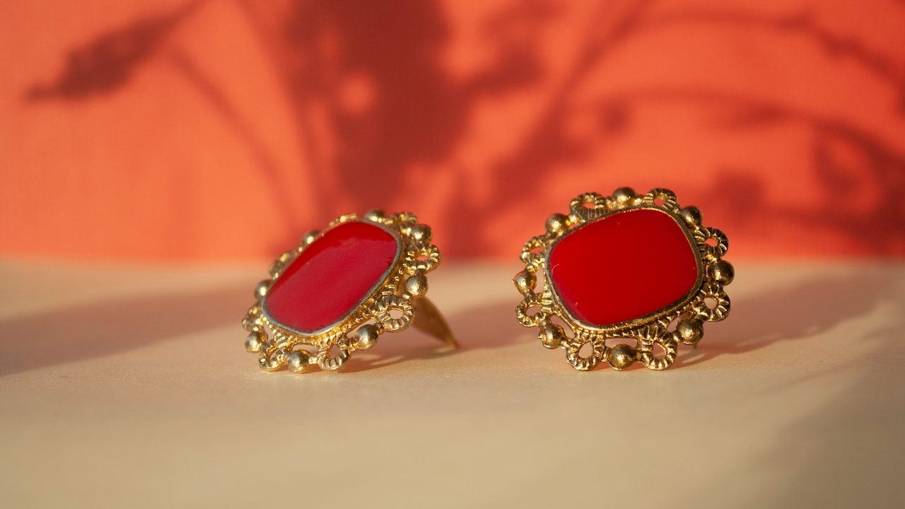 Why Earrings Hurt After Long Wear: Design, Metal and Fit Issues Explained