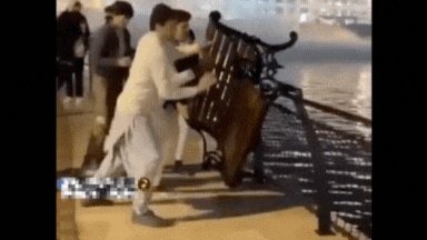 पाकिस्तान में न्यू ईयर पार्टी में क्यों मचा बवाल? टिकट लेकर भी भीड़ ने चलाए पत्थर, पोल तक उखाड़े- VIDEO