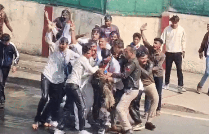 NSUI और पुलिस में झड़प का VIDEO! सीएम का पुतला जलाने का प्रयास, वाटर कैनन से किया काबू