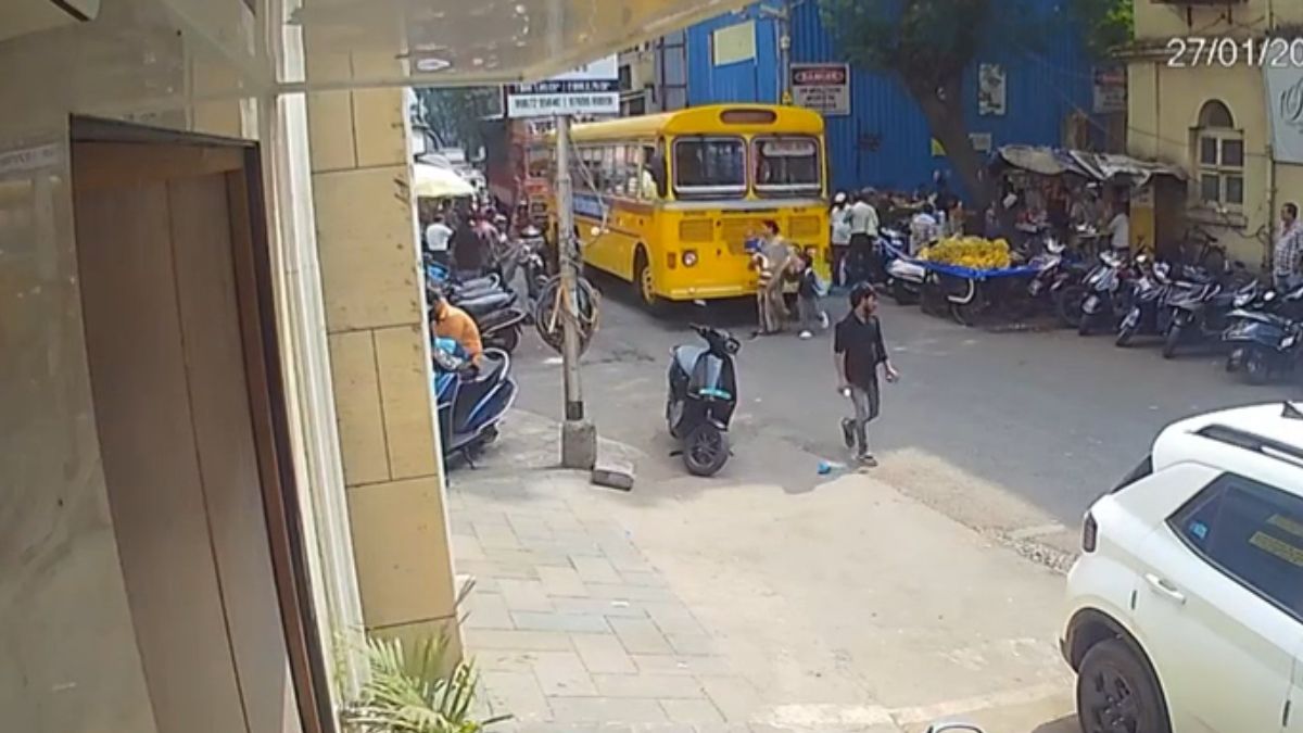मुंबई: महिला की गोद से गिरी 9 महीने की बच्ची को रौंद गई स्कूल बस, हादसा CCTV में कैद