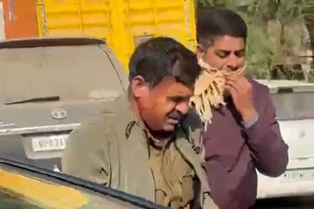 एमपी में खाकी पर हमला! हाईवे पर पुलिस को दौड़ा-दौड़ा कर पीटा, आंखों में झोंकी मिर्ची