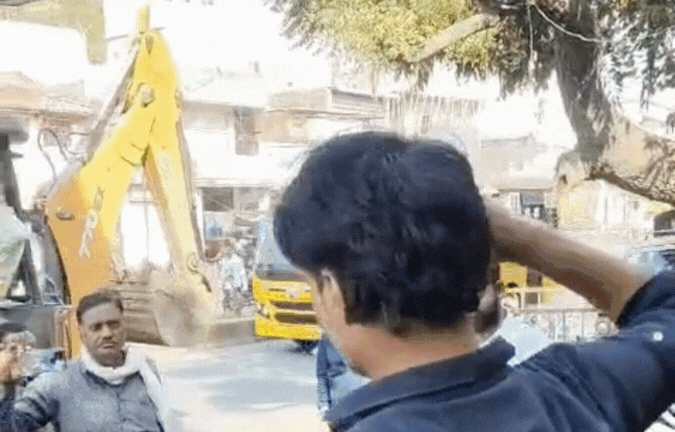 बीच सड़क पर हाईवोस्टेज ड्रामा! युवक ने खुद पर डाला पेट्रोल, आग लगाने की दी धमकी- VIDEO