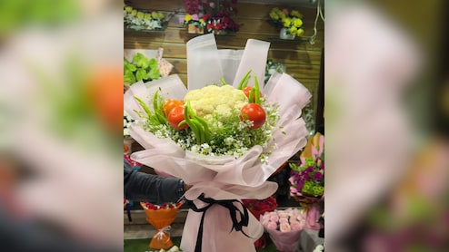 Valentine&rsquo;s Day पर Viral हुआ अनोखा Vegetable Bouquet, घर वाले भी देखकर हो जाएंगे खुश