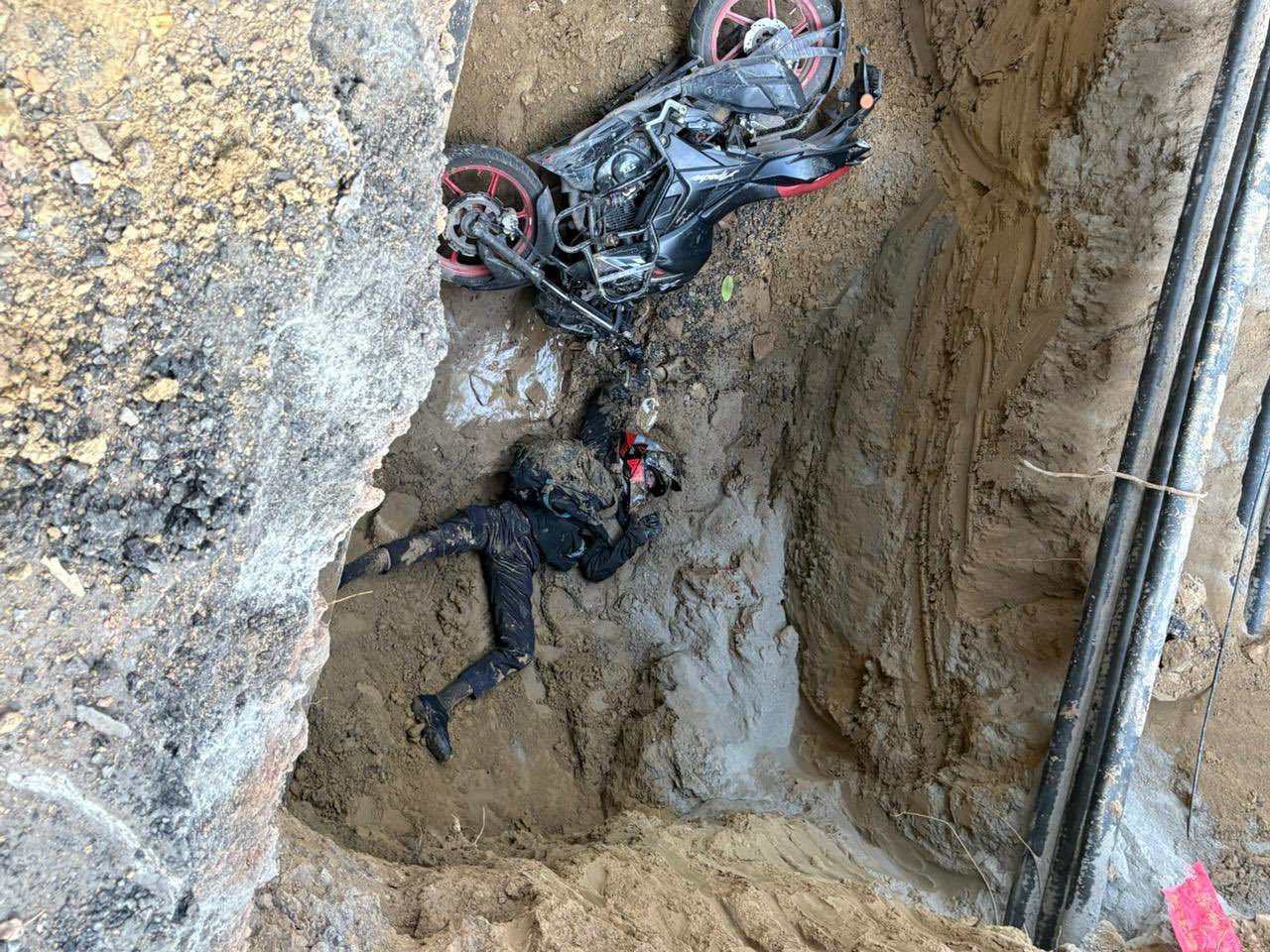 दिल्ली के गड्ढे में गिरकर बाइक सवार की मौत