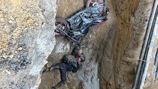 दिल्ली के गड्ढे में गिरकर बाइक सवार की मौत