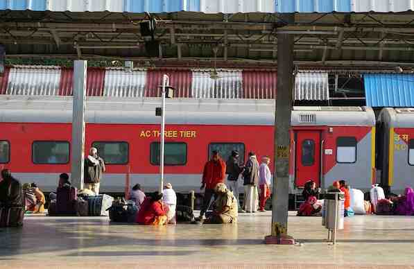 होली पर दिल्ली के इन 5 स्टेशनों पर प्लेटफॉर्म टिकट बंद: 26 फरवरी से 3 मार्च तक रहेगी रोक