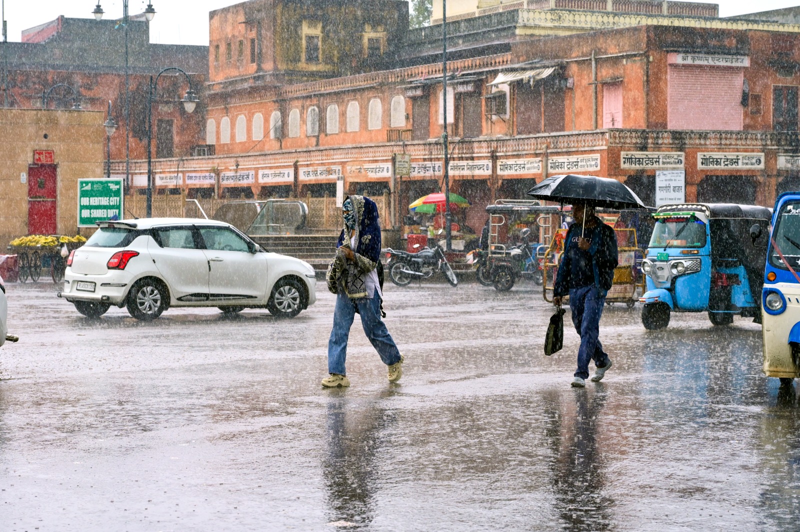 Rain Alert: आज बारिश के आसार, उत्तराखंड समेत इन राज्यों में बर्फबारी, जानें गर्मी से परेशान दिल्ली NCR के मौसम का हाल