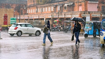 आज बारिश के आसार, उत्तराखंड समेत इन राज्यों में बर्फबारी, जानें दिल्ली NCR के मौसम का हाल