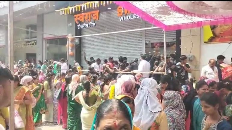 Jalna News : साडी फक्त 51 रुपयांत ! जालन्यात महिलांचा असा तुफान राडा की थेट पोलिसांनीच दिला मोठा दणका