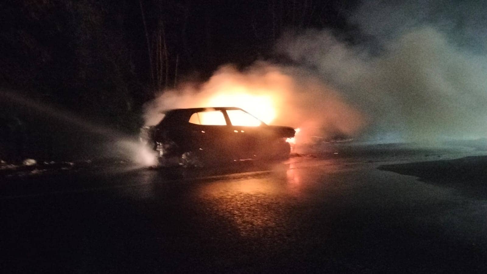 धू-धूकर जलती हुई क्रेटा कार