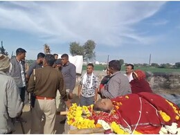 Rajasthan: 17 साल की बेटी की मौत पर 'दो पिताओं' में छिड़ी जंग, श्मशान में 7 घंटे हुआ ड्रामा, पुलिस ने चिता से उठवाया शव!