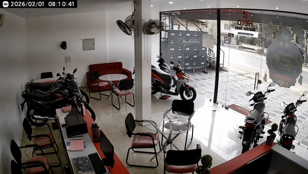 ये AI वीडियो नहीं... फिल्&zwj;मी सीन की तरह शीशा तोड़ बाइक शोरूम में घुसी जंगली भैंस