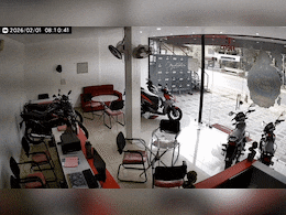 Viral Video: काळजाचा ठोका चुकवणारा Video! फिल्मी स्टाईलने काच फोडून शोरूममध्ये घुसला रानरेडा