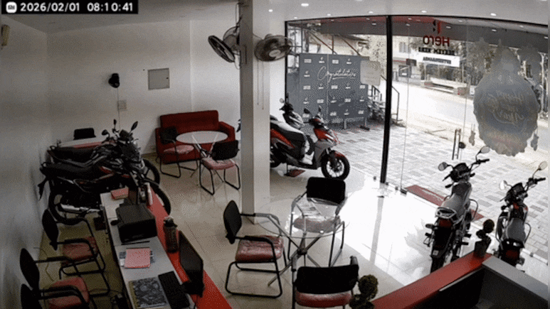 Viral Video: काळजाचा ठोका चुकवणारा Video! फिल्मी स्टाईलने काच फोडून शोरूममध्ये घुसला रानरेडा