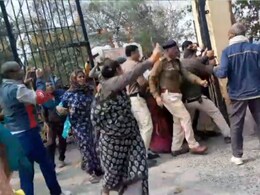 सागर कलेक्ट्रेट में हंगामा: ग्रामीण, पुलिस से भिड़े, दोनों के बीच हाथापाई; अतिरिक्त पुलिस बल तैनात