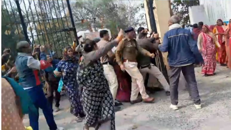 सागर कलेक्ट्रेट में हंगामा: ग्रामीण, पुलिस से भिड़े, दोनों के बीच हाथापाई; अतिरिक्त पुलिस बल तैनात