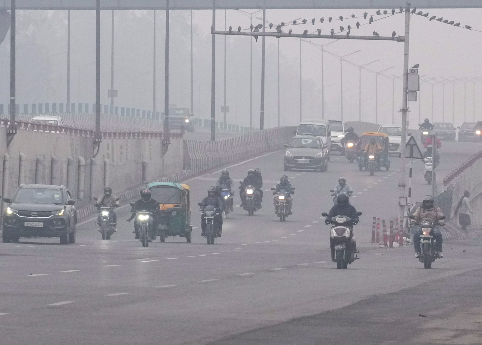 दिन में गर्मी और रात में ठंड... दिल्&zwj;ली एनसीआर में मौसम का खेला, कब होगी सर्दी की विदाई?