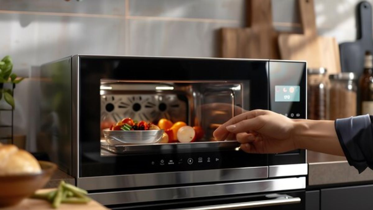 माइक्रोवेव और ओवन में क्या अंतर होता है? घर में किसे इस्तेमाल करें, जानिए&nbsp;दोनों के बीच अंतर
