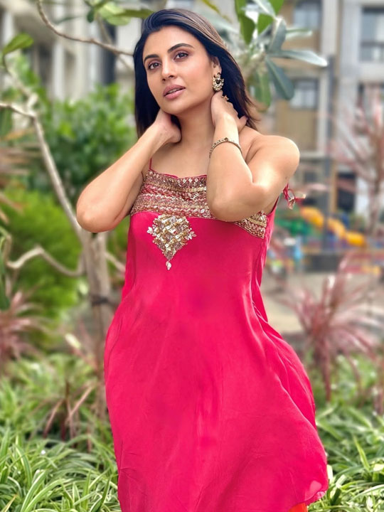 Malti Chahar Serves Dreamy Glam in Chic Pink Outfit
