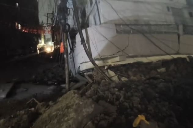 इंदौर के मुराई मोहल्ले में गिरा मकान, अफरा तफरी का माहौल, पुलिस-नगर निगम-एमपीईबी की टीम मौके पर&nbsp;पहुंची