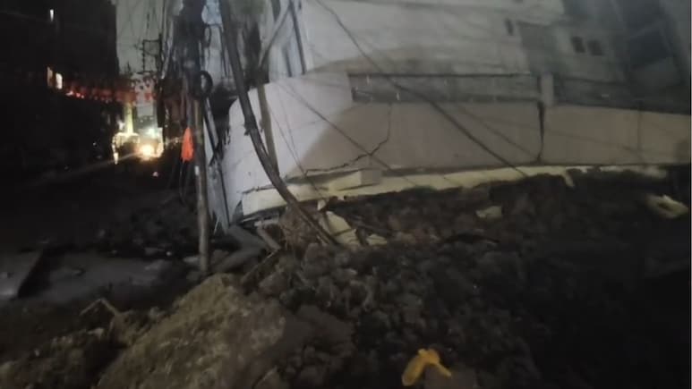 इंदौर के मुराई मोहल्ले में गिरा मकान, अफरा तफरी का माहौल, पुलिस-नगर निगम-एमपीईबी की टीम मौके पर&nbsp;पहुंची