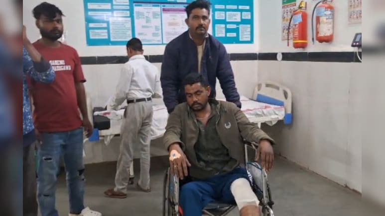 बच्चों के विवाद बना खूनी संघर्ष, लाठी-डंडों और फरसे से हमला; युवक बुरी तरह घायल